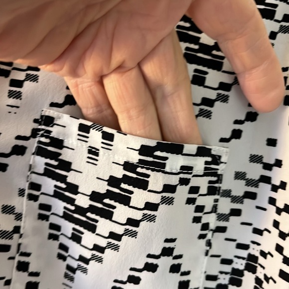 Collective Concepts sleeveless white and black patterned top. Size XSP - Picture 4 of 9
